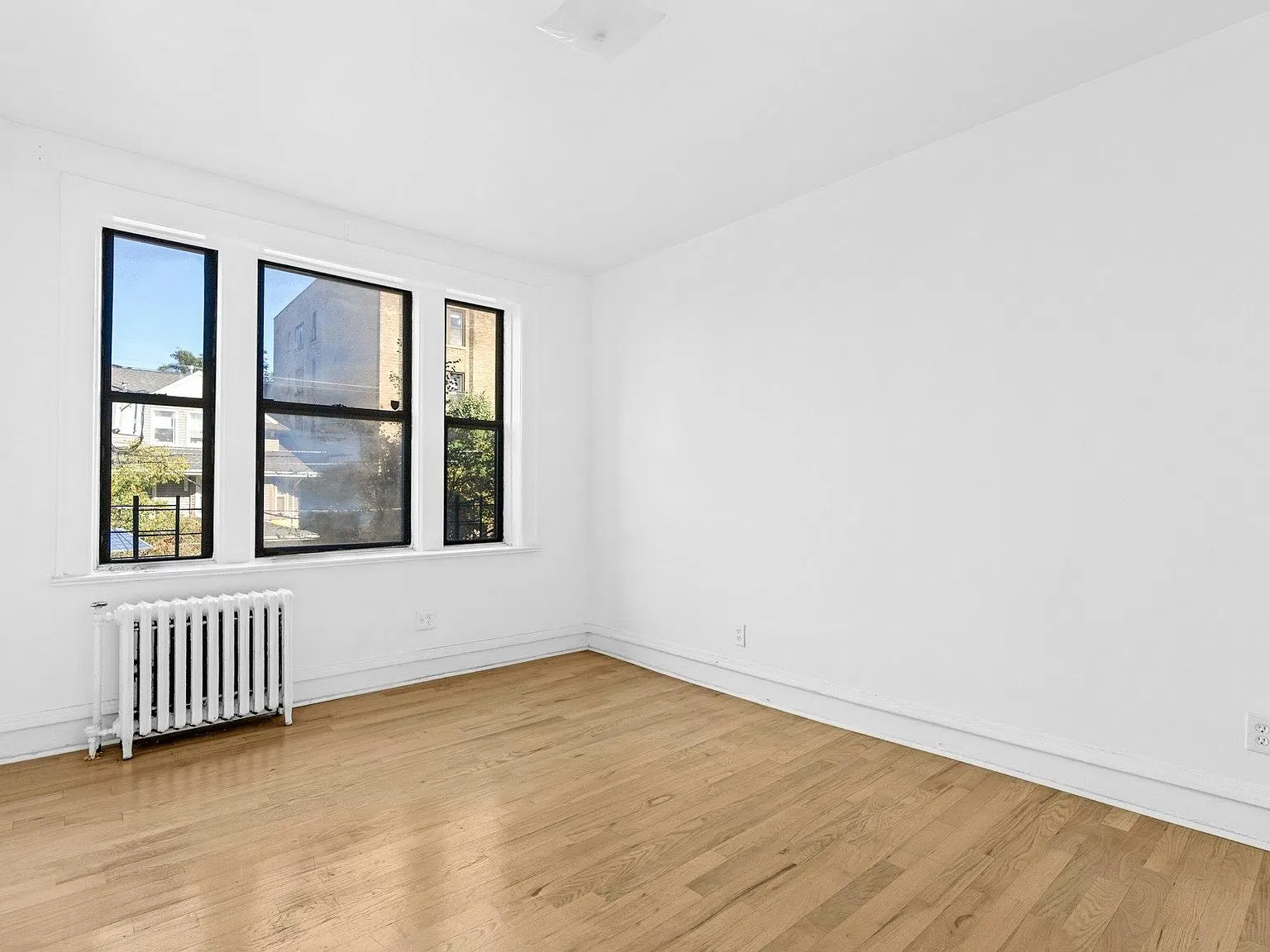 3 bed, 2.0 bath, 1220 sqft, $2,900 — Photo 3