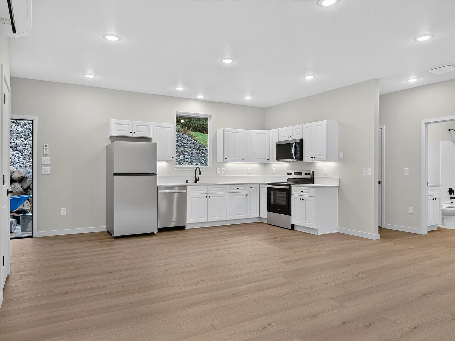 3 bed, 1200 sqft, $2,150 — Photo 4