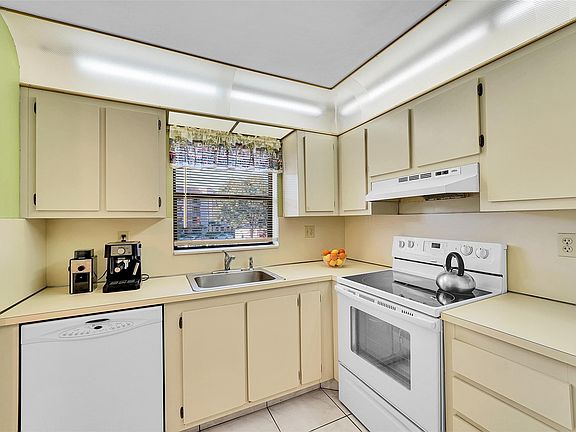 3rd image of 10123 Sunrise Lakes Boulevard #206