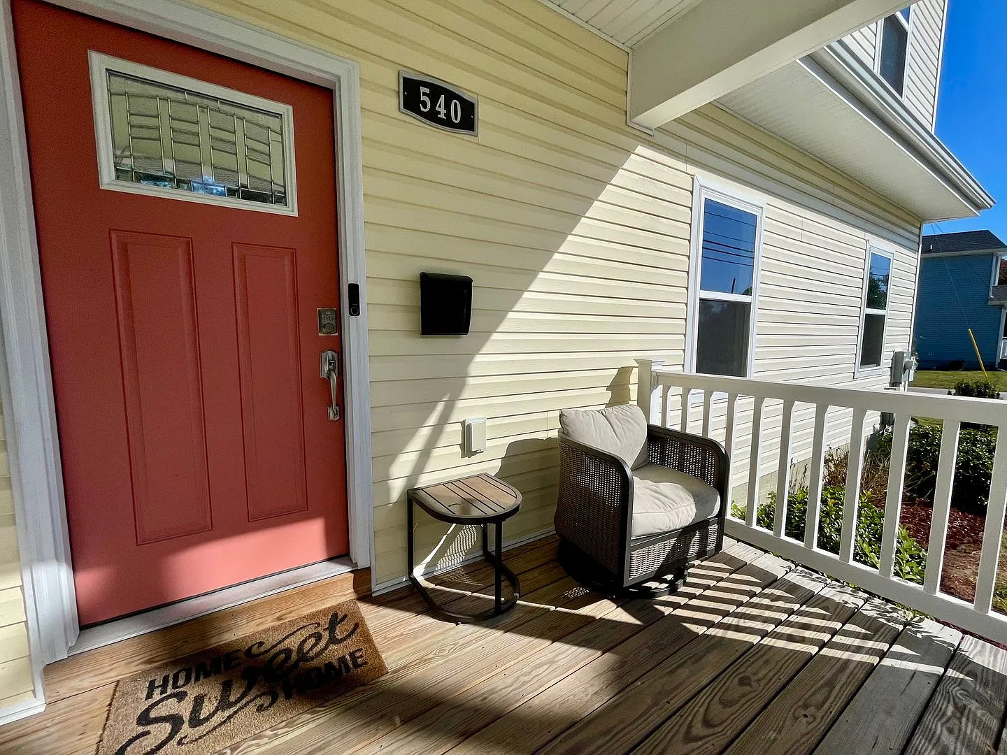 Beautiful Home with Modern Finishes, Spacious Deck & Fenced Backyard! — Photo 3