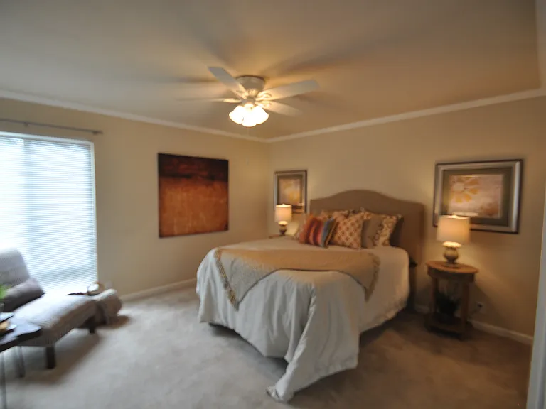 Oak Park Manor — Photo 21