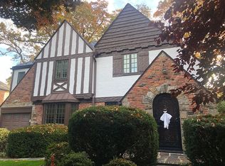 122 Chase Rd, Manhasset, NY 11030