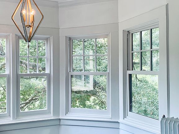 Living area close up - bay window