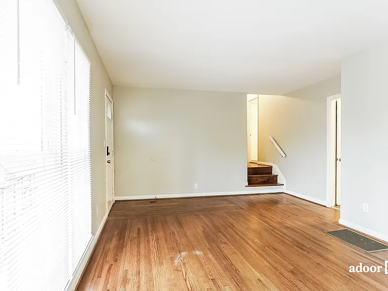 1032 Medina Dr — Photo 5