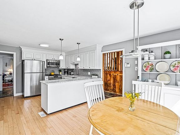 3rd image of 49 Brentwood Cir
