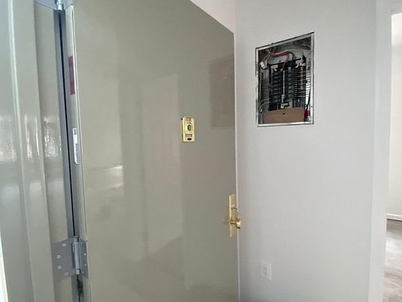 3rd image of 118 Bay 34th St #2R