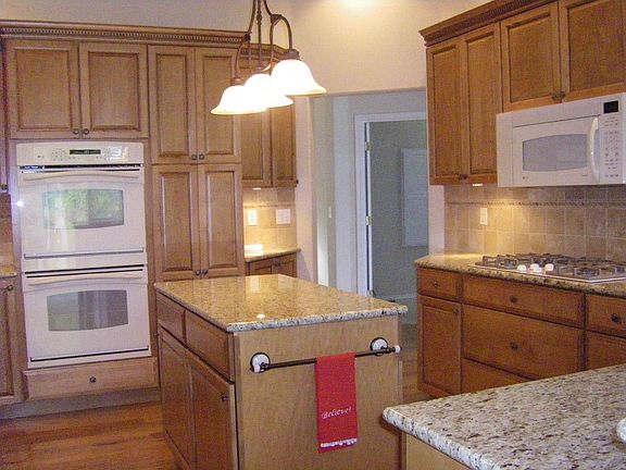 Notice Granite, double oven & island