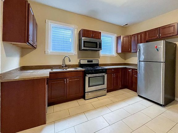 3rd image of 2738 N Wilton Ave APT 2