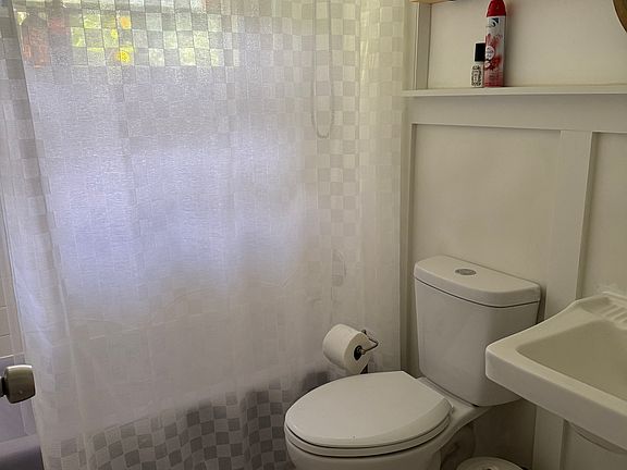 3rd image of 831 Camellia Park Ln