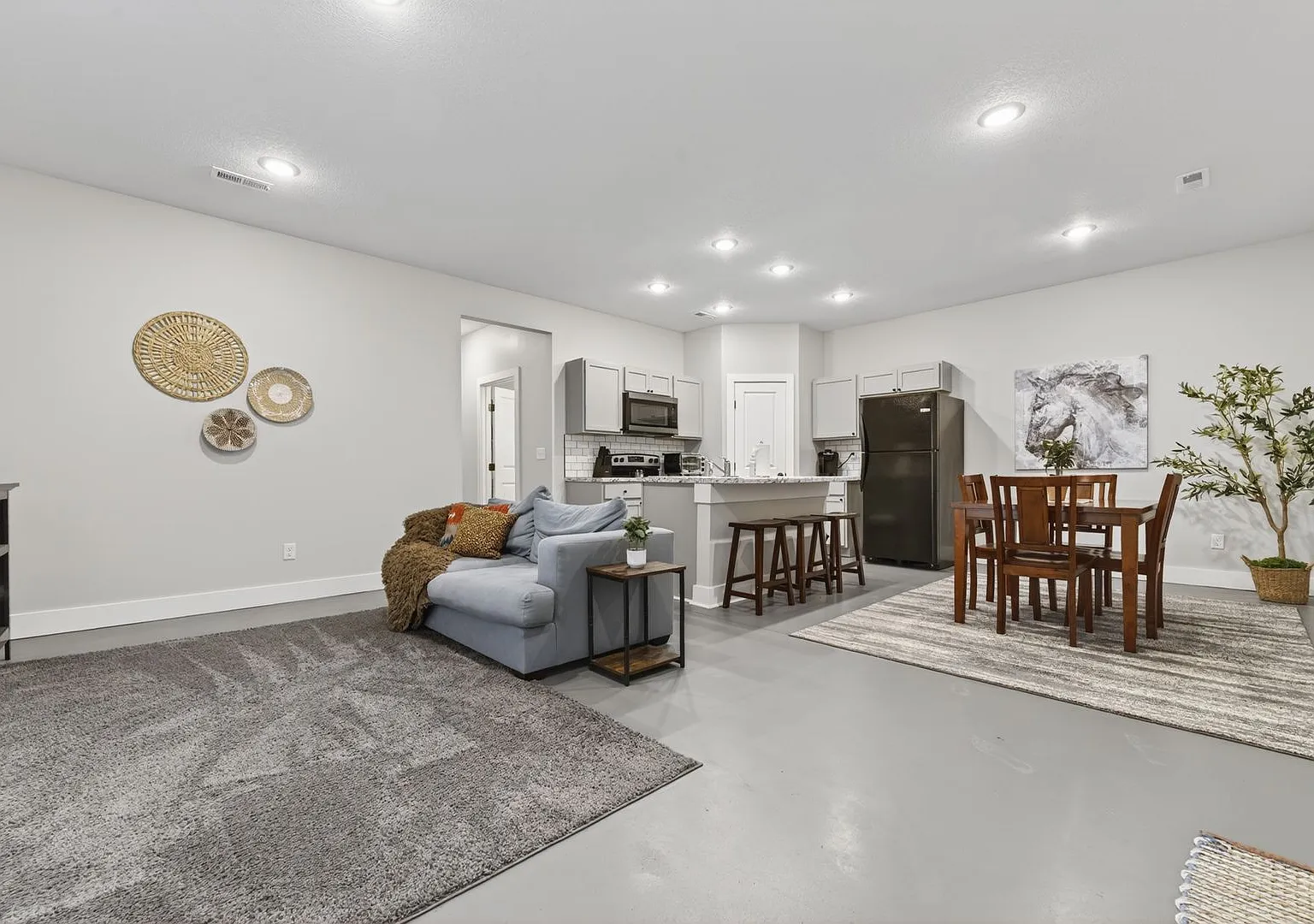2934 W Murdock — Photo 3