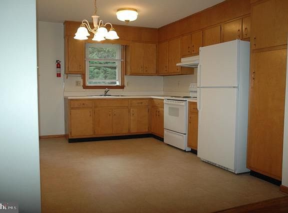 3rd image of 1317-1319 University Dr