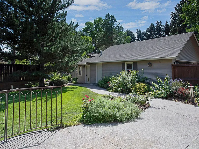 916 Poly Dr — Photo 13