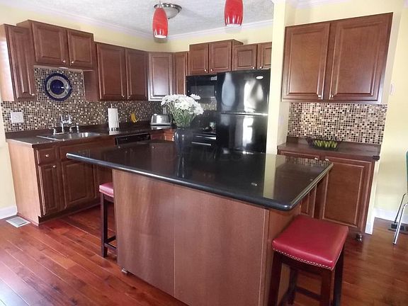 3rd image of 239 Macandrews Way