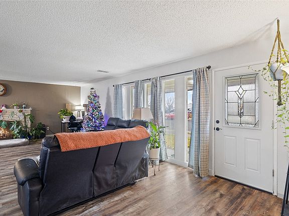 5th image of 905 S Grand Drive