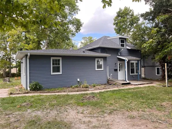 911 28th St SE, Cedar Rapids, IA 52403