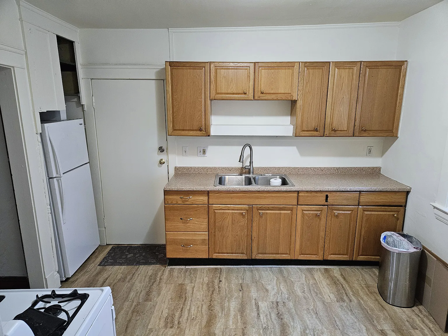 3 bed, 1000 sqft, $1,200 — Photo 3