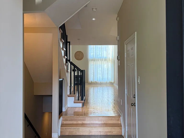 1158 Tischart Cres — Photo 3