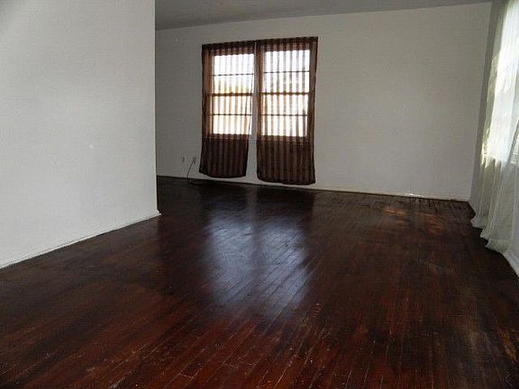 3rd image of 5009 Broadmoor Blvd
