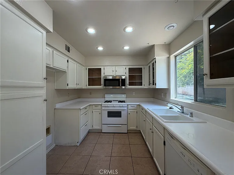 42920 Corte Salamanca — Photo 8