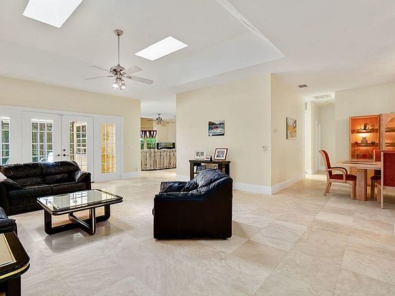 4th image of 1032 Casseekey Ln