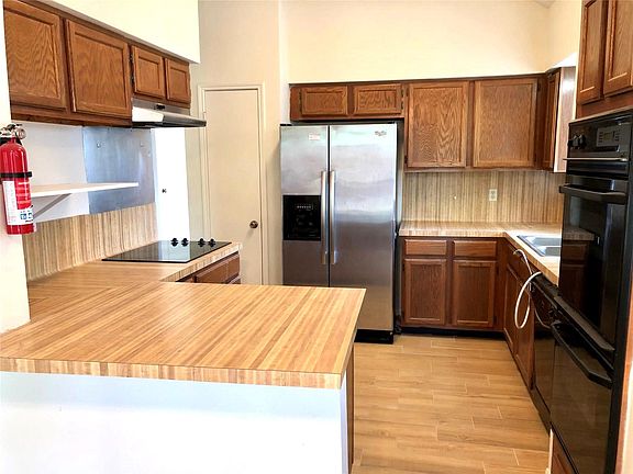 5th image of 15650 Pebble Lake Dr