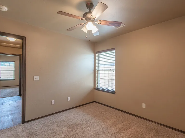 701 Lindsey Ln — Photo 4