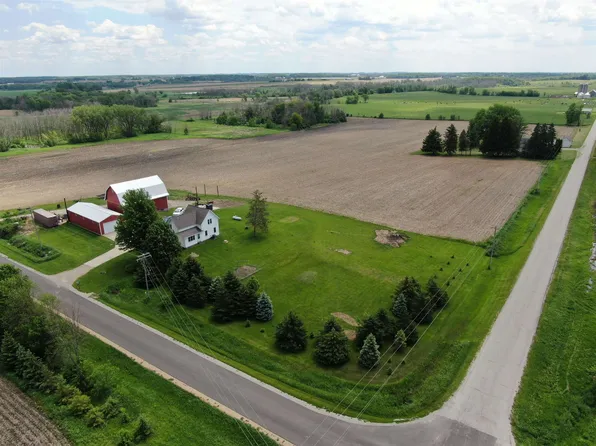 W8477 Chapel Rd, Beaver Dam, WI 53916