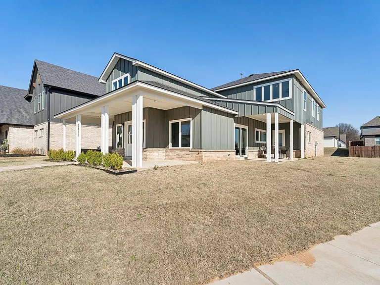 2410 W Charleston St — Photo 4