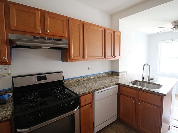 2nd image of 3219 W Balmoral Ave #1