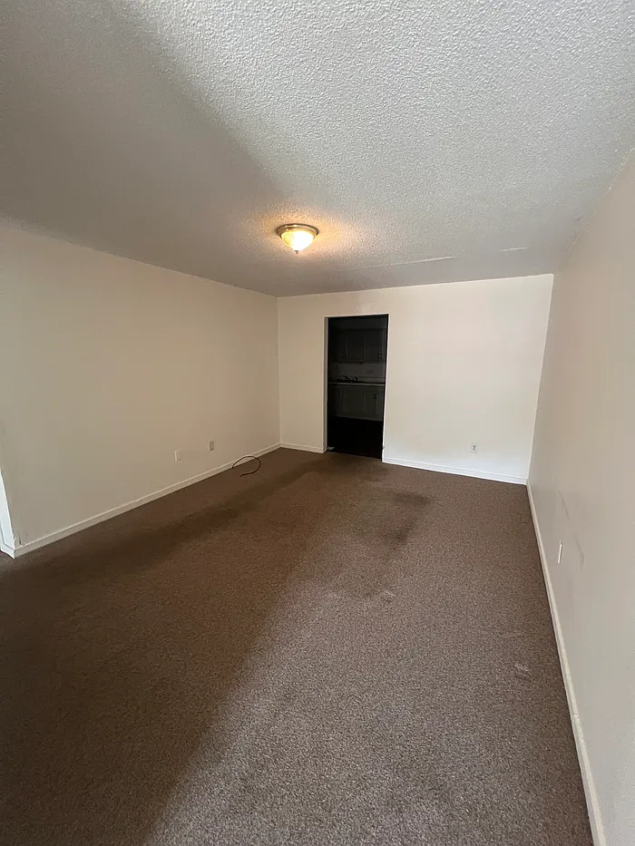 3 bed, 1.0 bath, 900 sqft, $950 — Photo 2