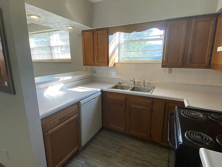 906 Flanders Ln NW — Photo 8