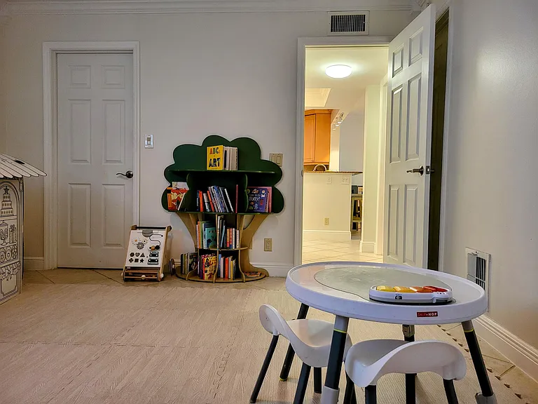 111 Lake Emerald Dr #406 — Photo 21