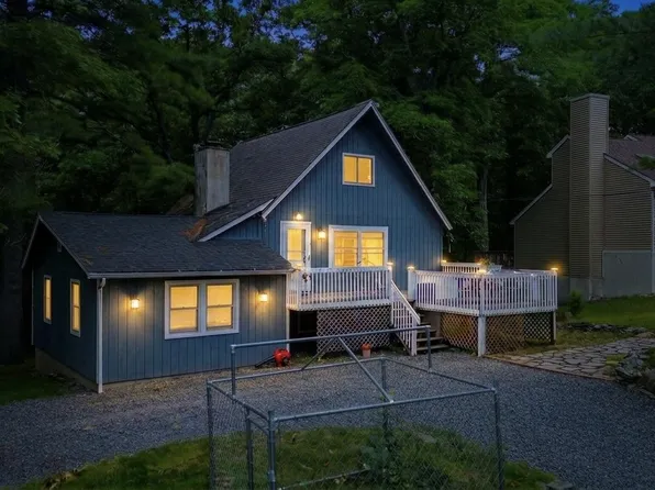 204 Mountain Dr, Dingmans Ferry, PA 18328