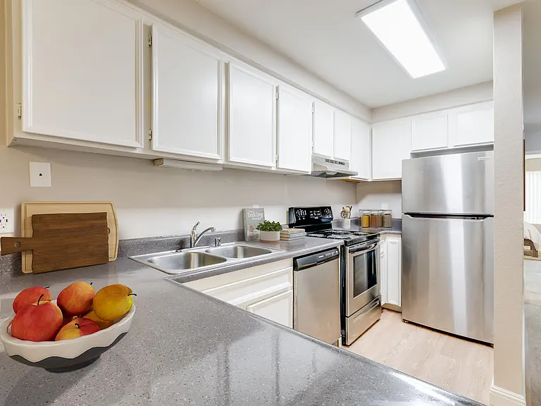 Hardy Avenue Apartments — Photo 12