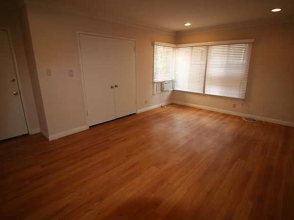 4th image of 839 S Wooster St APT 6