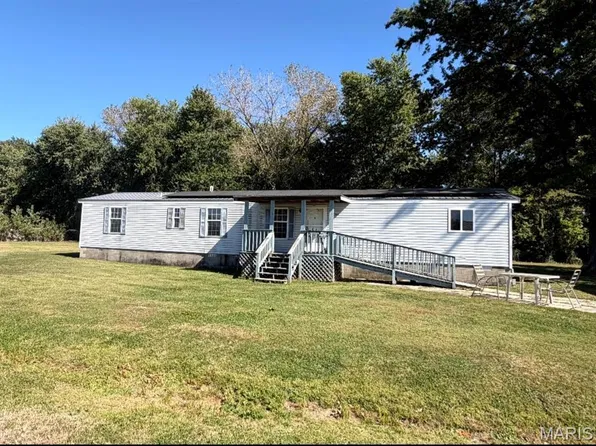 324 S Main St, Saint Elmo, IL 62458