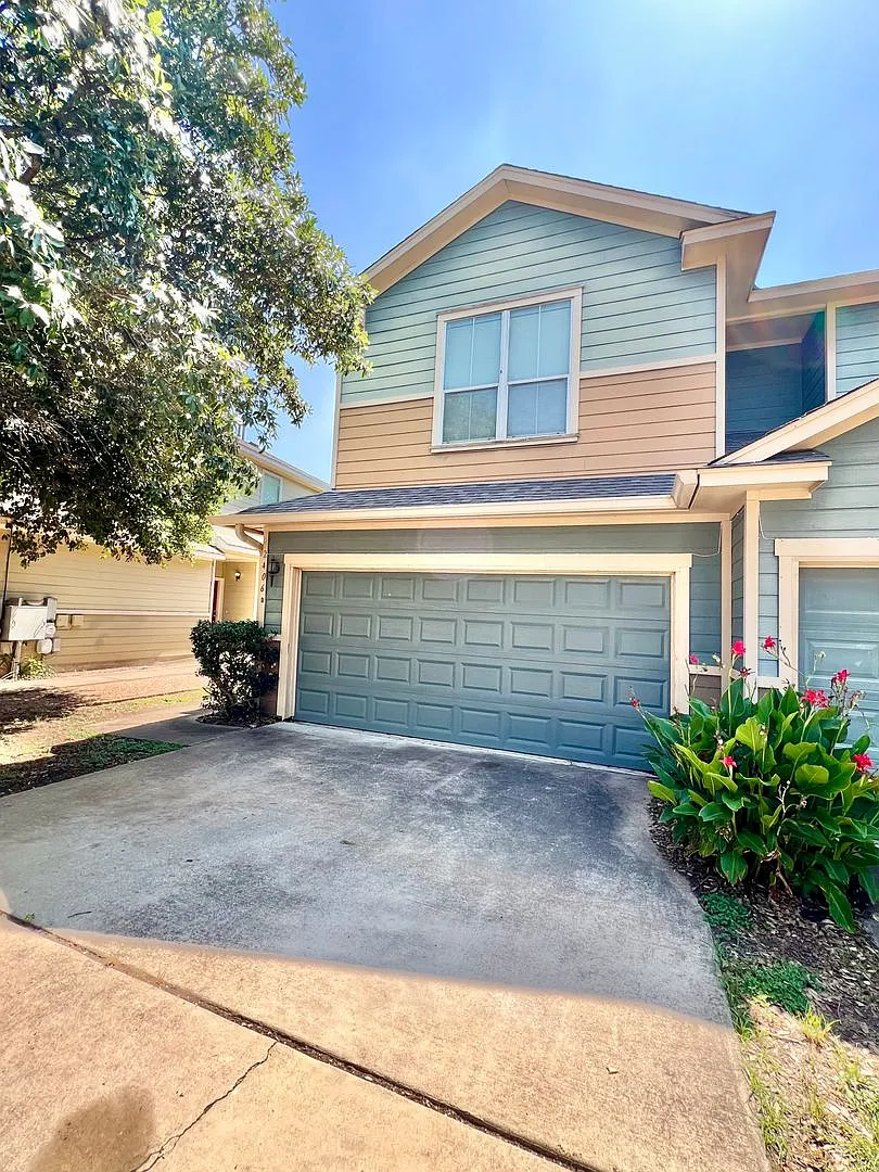 Austin 4 bedroom, 2.5 bath duplex for lease — Photo 1
