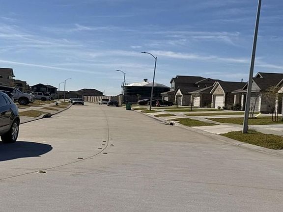 Exterior Neighborhood (street photo)