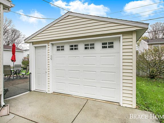 4th image of 2233 Estelle Dr SE