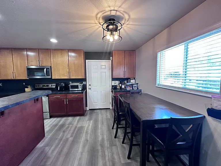 1037 Bell St — Photo 3