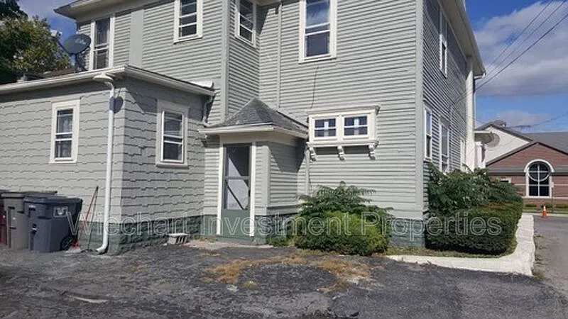 215 1/2 W Wayne St
