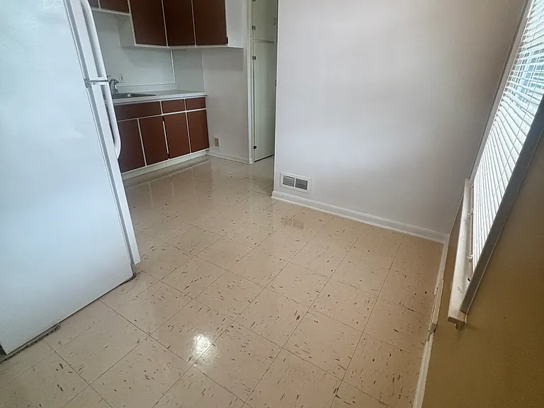 142 N Riverview Dr #1 — Photo 3
