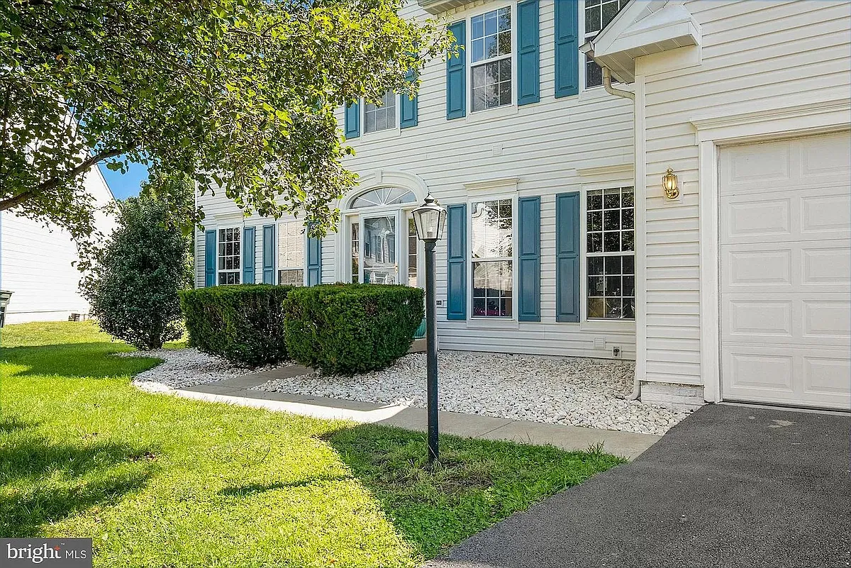 Exterior - Front View 1.2 - 1808 Whispering Meadow Ct