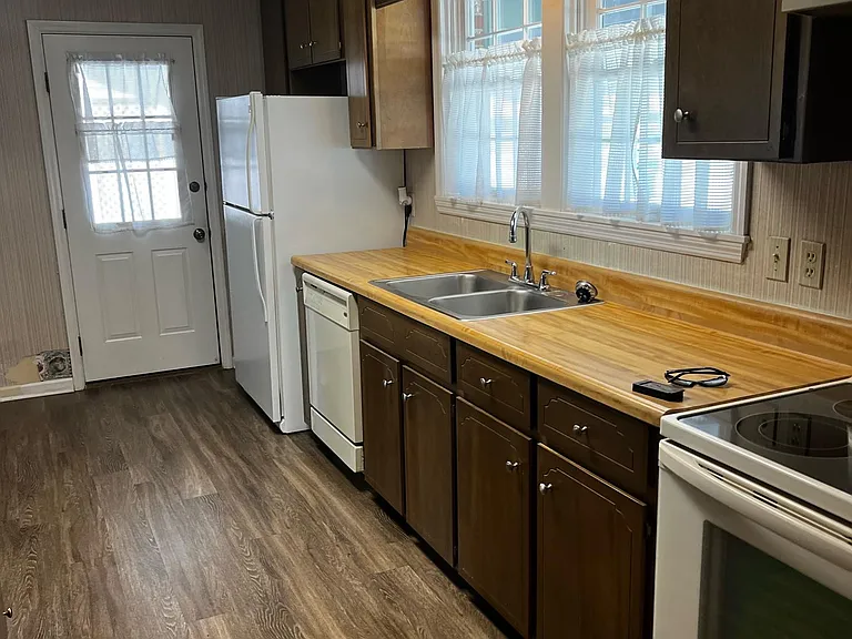 667 Mitscher Dr — Photo 3