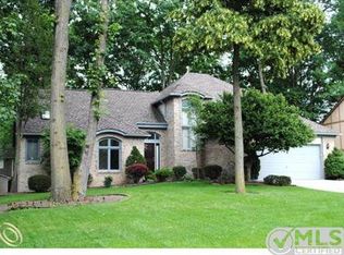 37874 Glengrove Dr, Farmington Hills, MI 48331