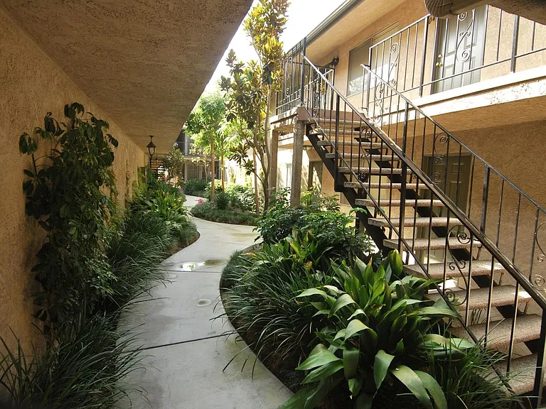 10437 La Reina Ave — Photo 5