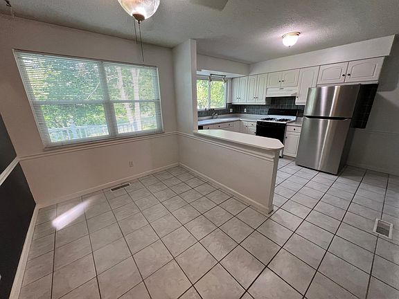 3rd image of 2416 Wesford Dr