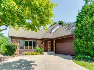 221 Alexandria Dr, Vernon Hills, IL