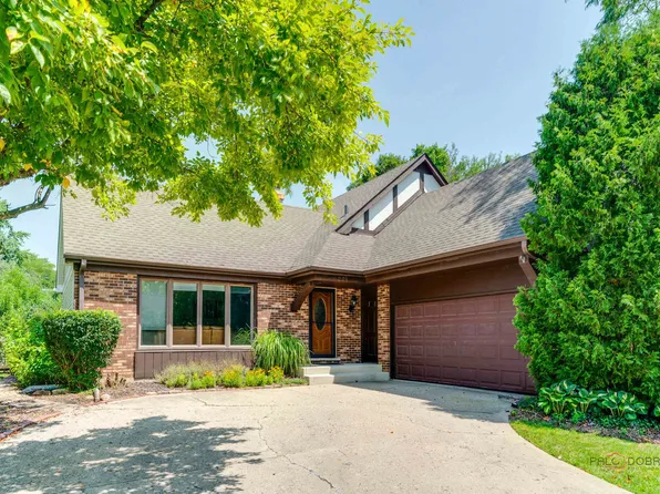 221 Alexandria Dr, Vernon Hills, IL 60061