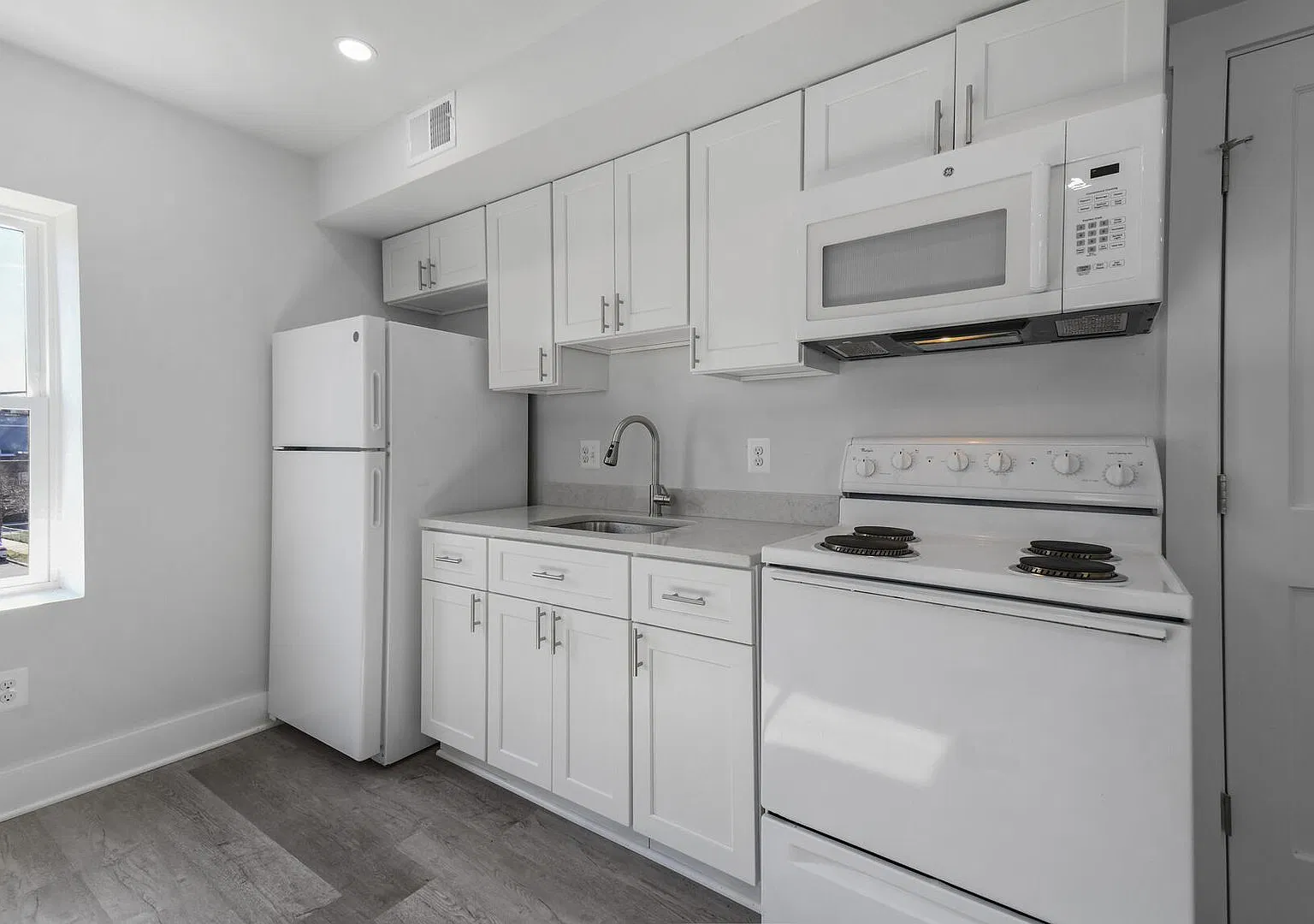 1520 Holbrook — Photo 4